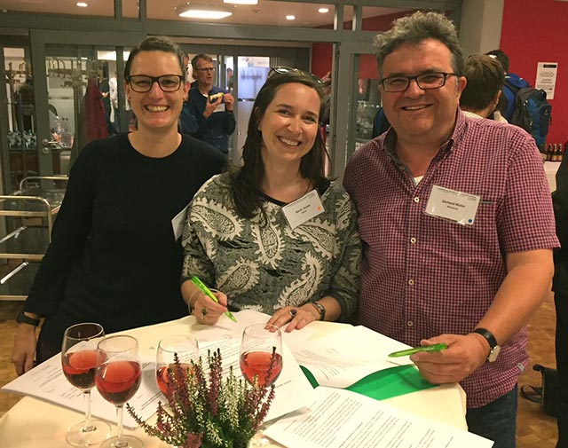 neue-mitarbeiterin-sarah-jaeckle Sarah Jäckle bei Vertragsunterschrift